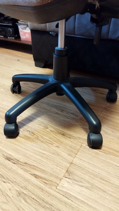 Кресло на колесиках.