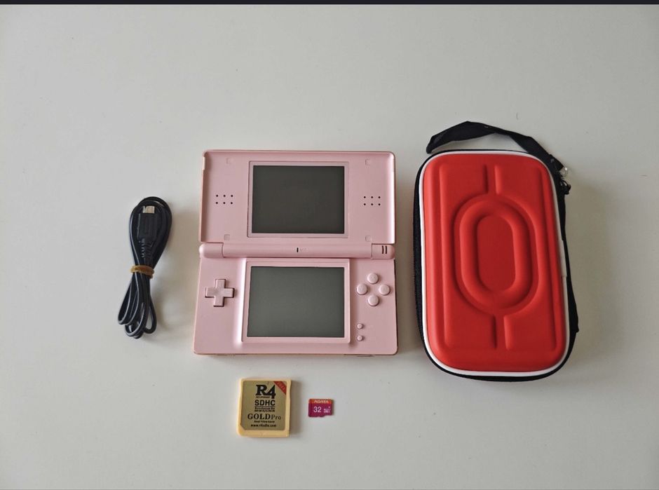 Nintendo DS lite + R4 card + SD card