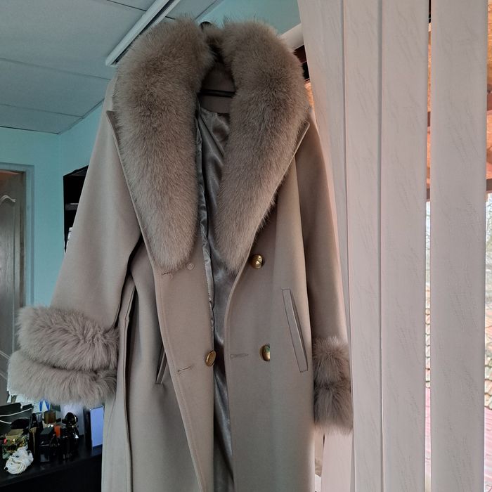 Луксозно палто от кашмир и сваляща яка от лисица.