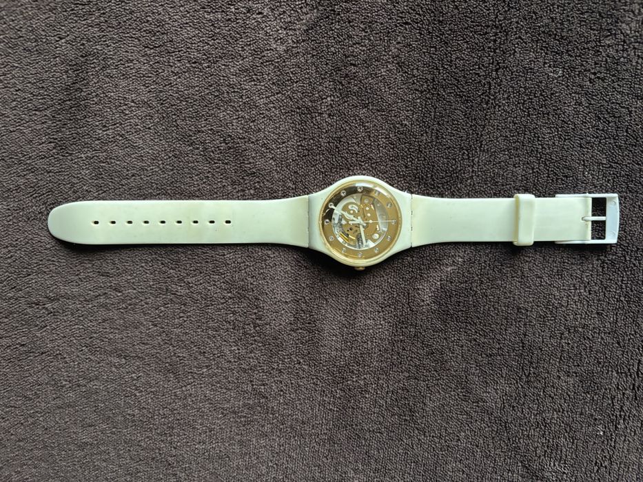 Часовник Swatch бял