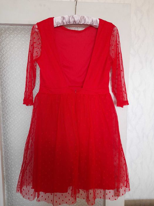 Червена бална рокля