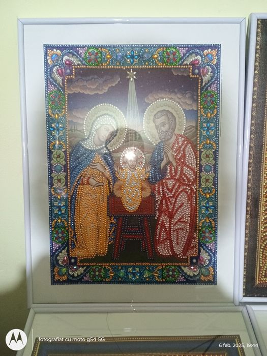 Icoane lucrate manual cu mărgele sunt lucrate de mama mea