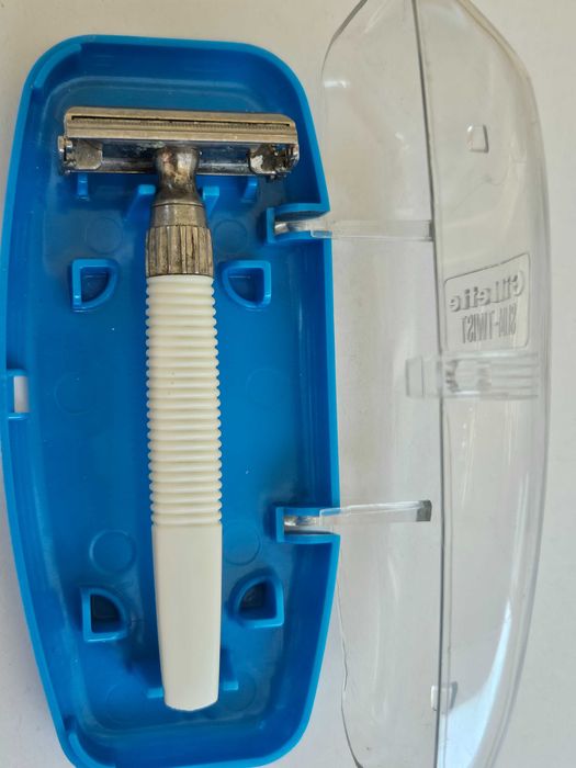 3 броя дървени кутии, самобръсначки  и ножчета за бръснене