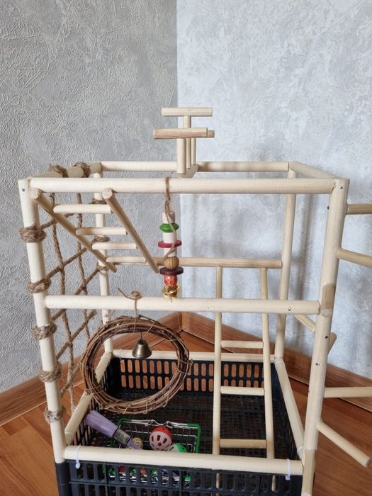 Стенд для ручных папугаев