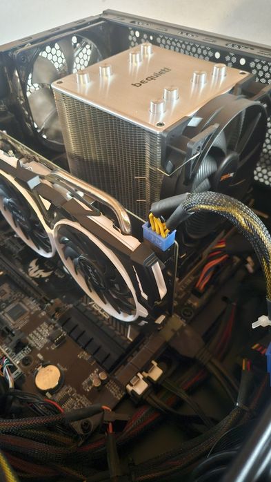 Unitate PC Gaming / Workstation ASUS – Intel Xeon E3-1275 v3 (i7 gen 4), 32GB RAM, AMD Radeon RX 570 8GB VRAM