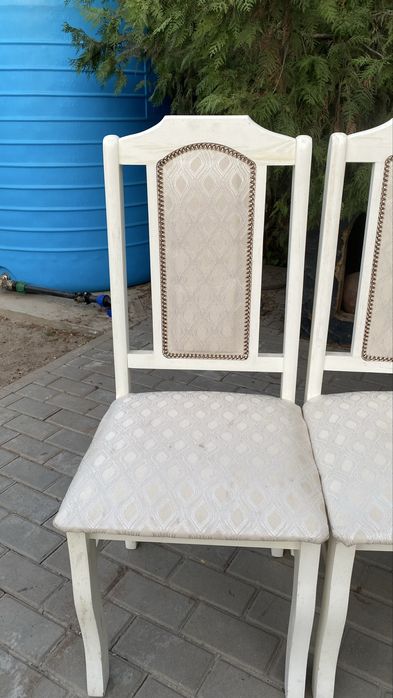 Деревянные стулья