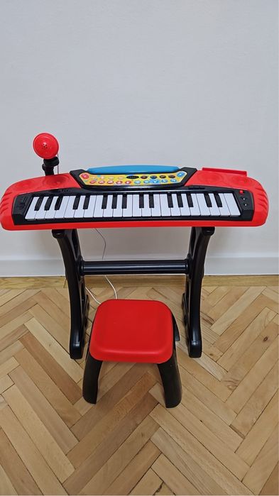 Pian cu scaun si microfon