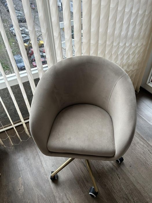 Бюро с прахоуловител и два стола за маникюр