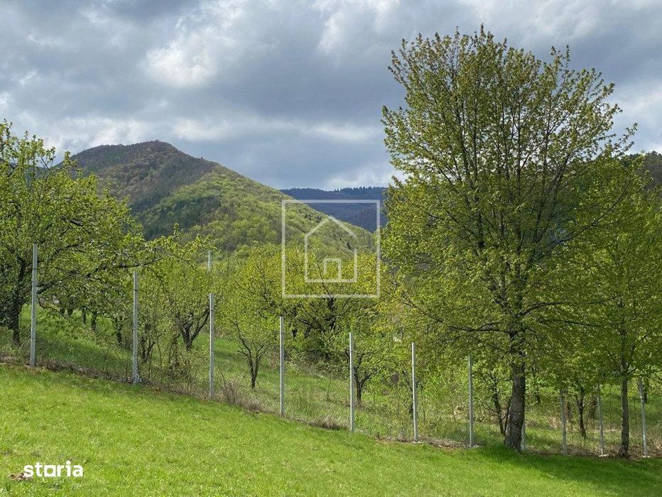 Teren intravilan 1042 mp cu vedere la munti si utilitati la poarta
