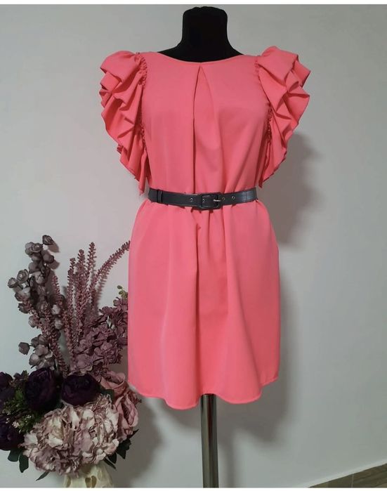 Rochie, o culoare vibranta, superba, cu volănașe la umeri