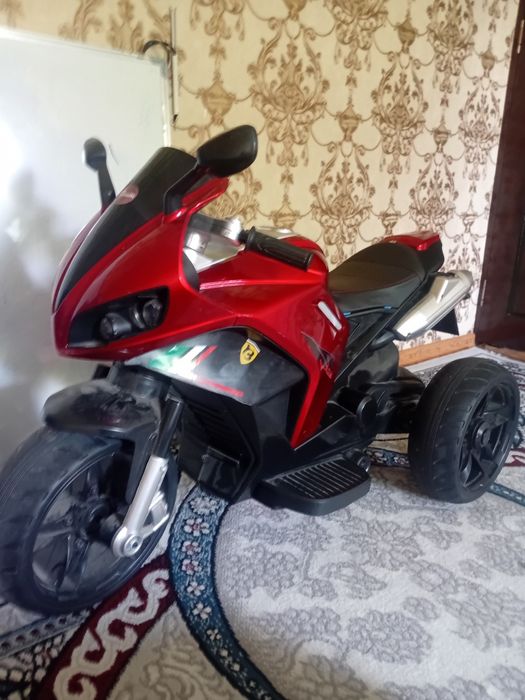 Mototsikl deyarli yangidek
