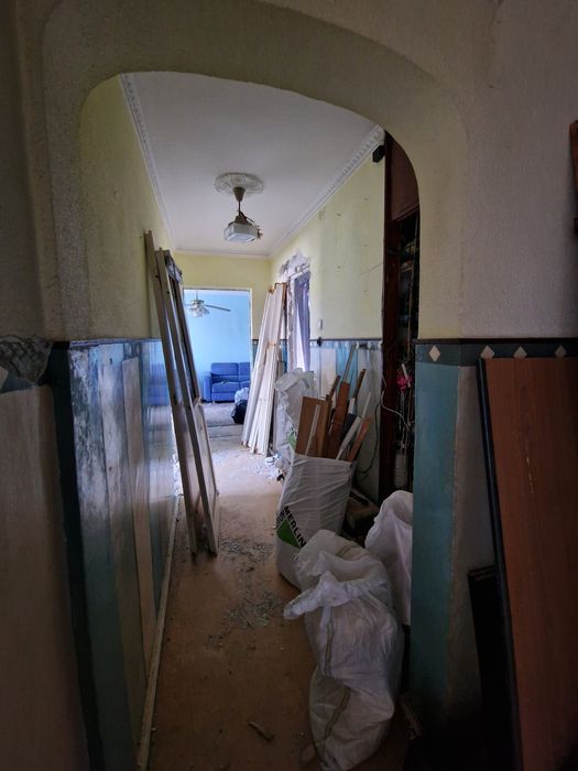 Donez lemne de foc: mobila, usi si tot ce se vede in poze