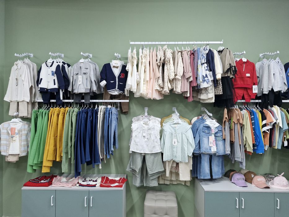 Продам оборудование (вешала, стойки)