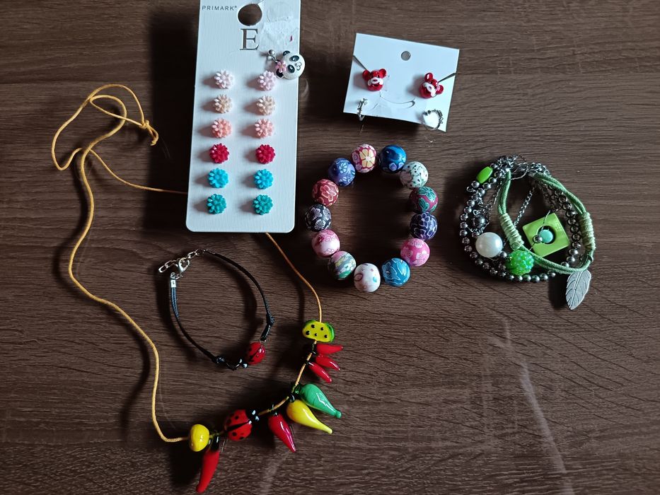 Лот разноцветни бижута