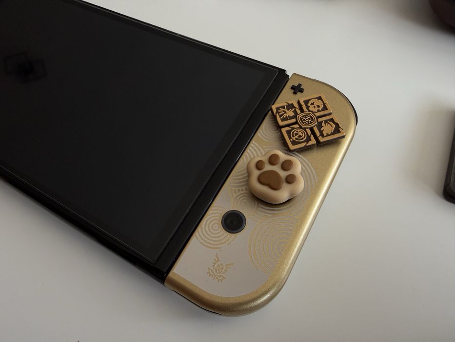 Nintendo Switch OLED Zelda Edition + 2 игри + Zelda Pro Controller + Калъф