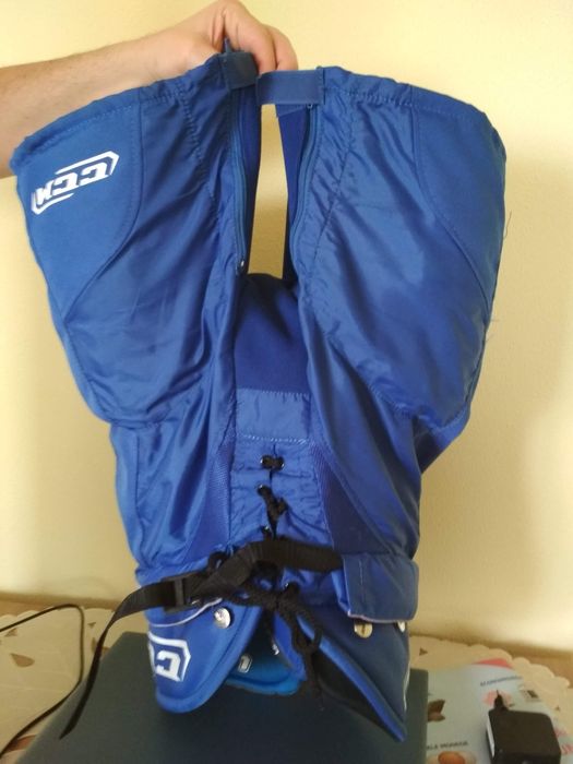 Pantaloni si aparatori de hochei