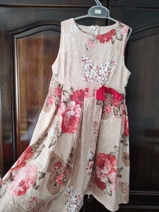 Детска рокличка в червено