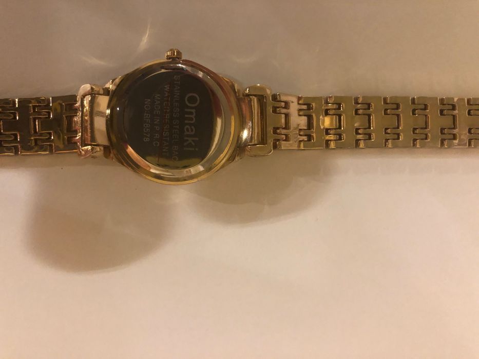 Дамски стилен златен часовник с инкрустация с марката Omaki