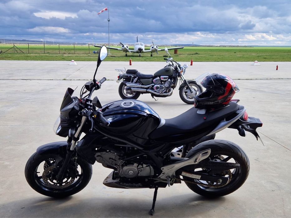 Motocicleta Suzuki SFV 650 Gladius