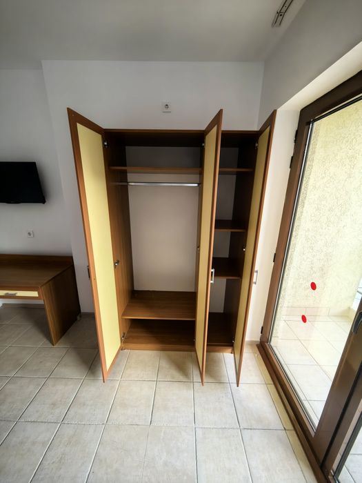 Продаваме трикрилни гардероби