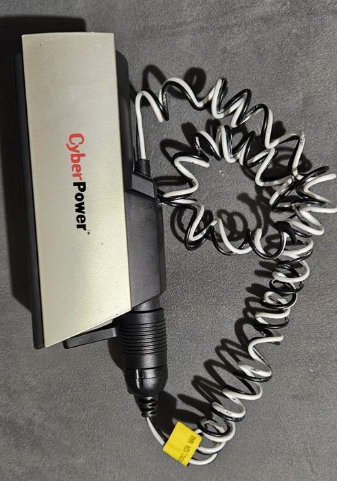 Автомобилен инвертор CyberPower