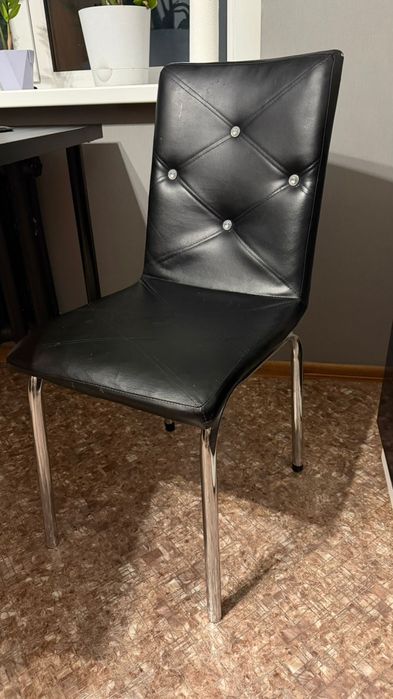 Стол с двумя стульями