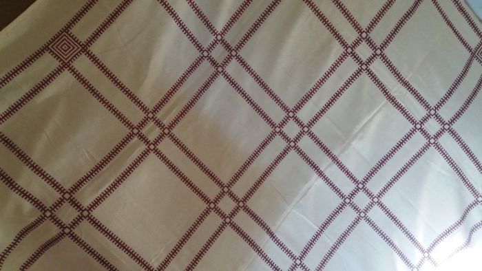 Ръчно бродирани, стилни покривки за маса