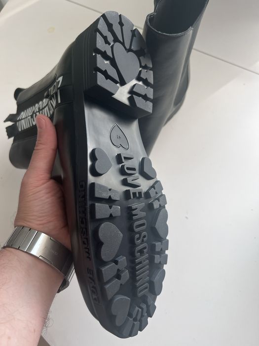 Ghete Moschino, din piele