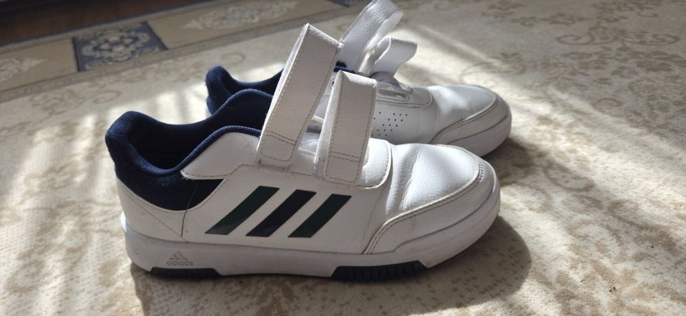 Adidași băieți in stare foarte buna