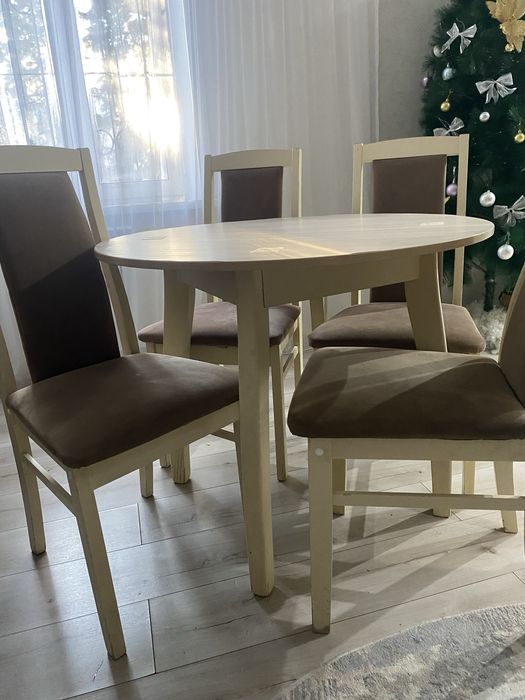 Продам кухонный стол с четырьмя стульями!