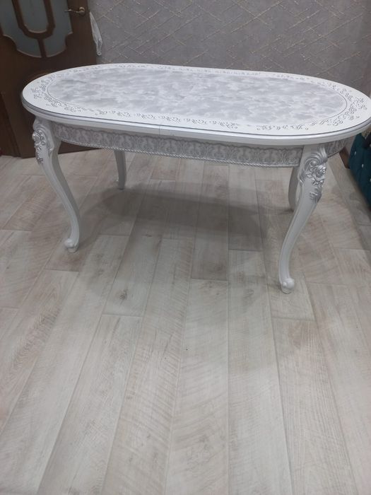 Продам стол в зал