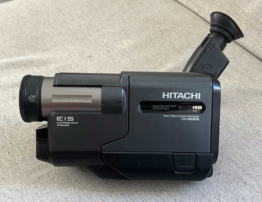 Camera video Hitachi VM-H610E Hi8 PAL cu incarcator si acumulatori