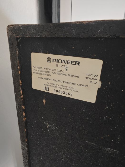 Amplituner Yamaha RX-V450 si Bookshelf Pioneer.