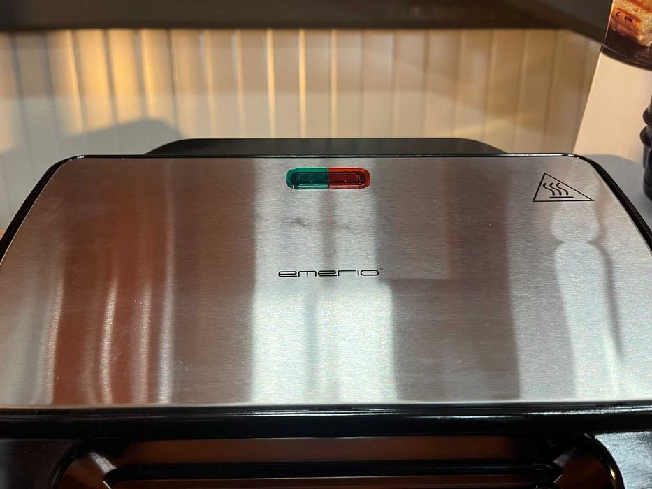 Сандвич тостер Emerio ST-109562, Без изтичане, 900 W