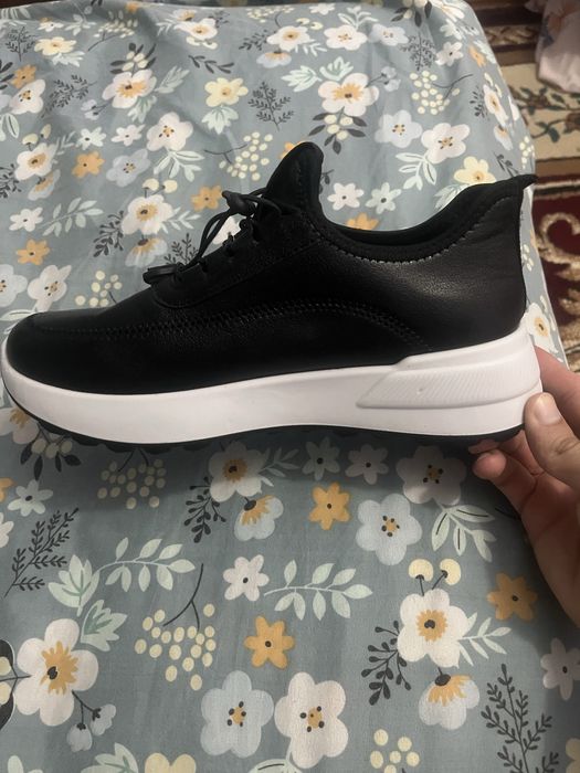 Кроссовки новые 40-41