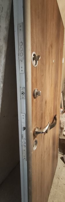 Входна врата италианска врата с размери 201.5 см  на 94см