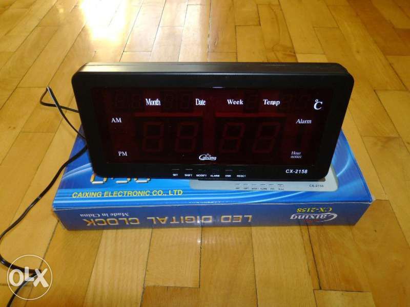 LED електронен часовник с големи цифри. Показва час, дата и температу