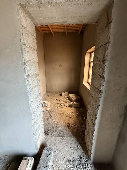 Hovli uy sotiladi 4 hona 2 sotix