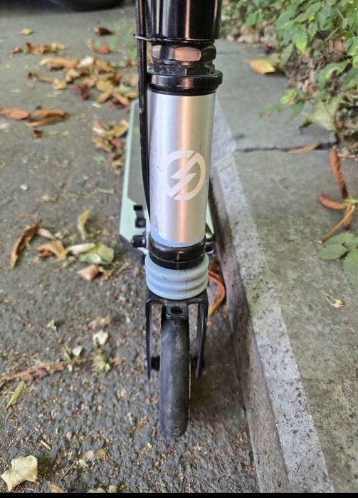 Trotineta Oxelo cu suspensii si frane pe ghidon