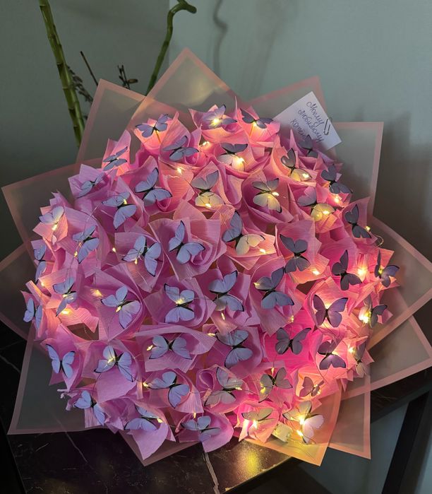 Noyob buketlar jonli kapalaklar va chiroqlar bilan