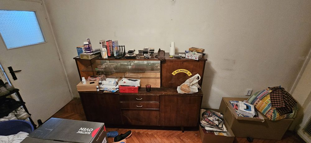 Секция и склонен бюфет