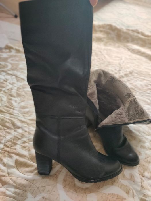 Продаётся кожаный сапоги.