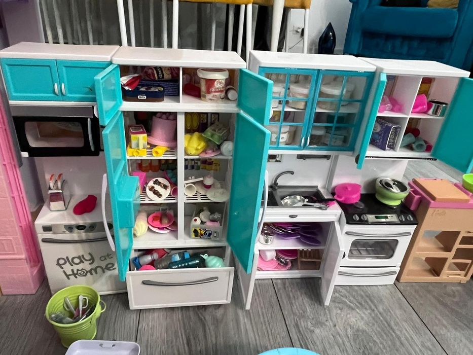 Set complet Barbie – casa mare + multe accesorii + masini + papusi