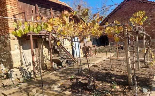 Продавам  двуетажна къща с двор в с. Горна Бешовица.