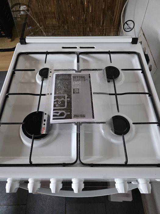 De vânzare Aragaz Zanussi, modelul ZCG612H1WA, pe Gaz