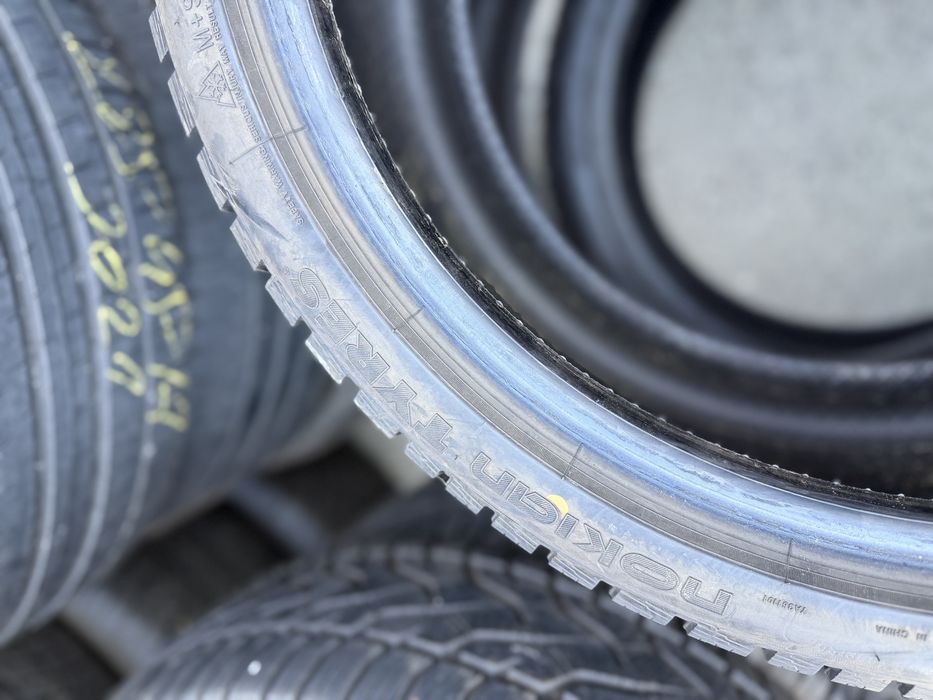 2x 245 35 19 Nokian Snowproof 1