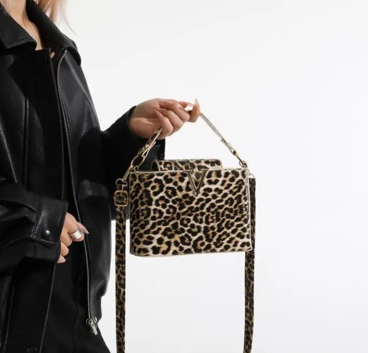 Geanta mini animal print,model Valentino, logo metalic auriu, saculet