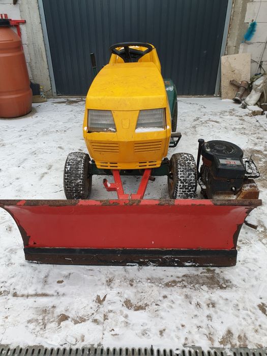 Tractoras de tuns iarba gazon