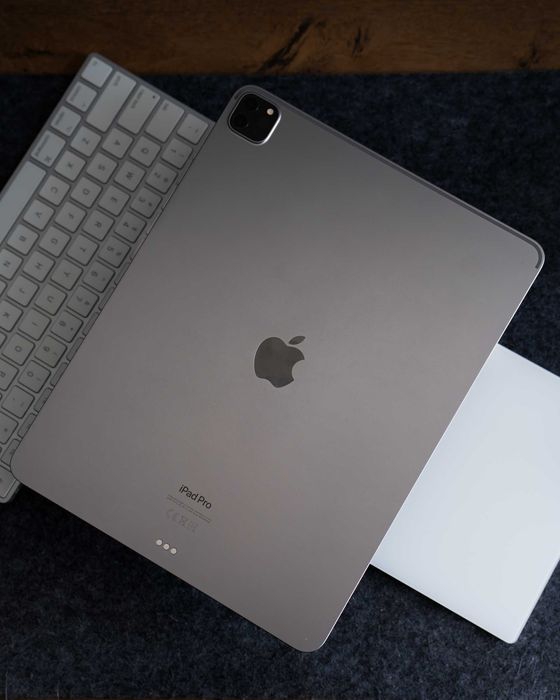 iPad Pro (12.9-inch) (6th generation) + Apple Pencil (2nd Generation)