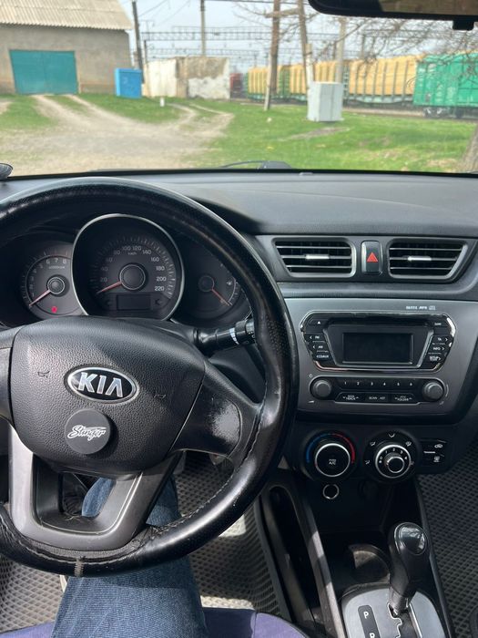 Автомобиль KIA RIO 2014 год